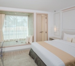 Двухместный номер Deluxe с балконом и с видом на море двуспальная кровать в The Bloc Hotel Phuket