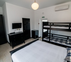 204 - Четырехместный номер с балконом и боковым видом на море в Азов Инн