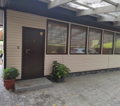 Дом с мангальной зоной в Гостевой дом в лесу у залива