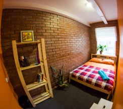 Небольшая двухместная комната с двуспальной кроватью в Gallery and more