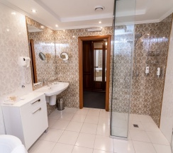 Номер люкс семейный в Azimut Отель Ставрополь