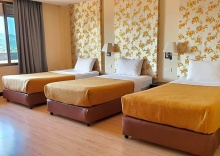 Трёхместный номер Standard с красивым видом из окна в Phornpailin Riverside Resort