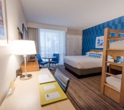 Четырёхместный номер корпус 2 Deluxe в Howard Johnson by Wyndham Anaheim Hotel and Water Playground