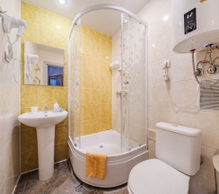 Улучшенная комната с двумя кроватями и диваном в Октавиана