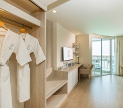 Двухместный номер Deluxe с видом на океан двуспальная кровать в Pattaya Sea View Hotel