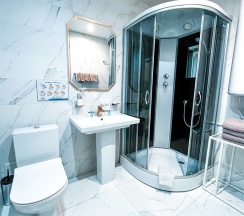 Семейный номер с двумя двуспальными кроватями и диваном в Vladi Stay