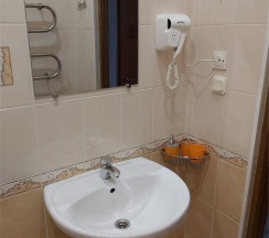 Трехместный номер комфорт с удобствами в Никита