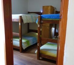Кровать в общем номере в The Cranky Croc Hostel