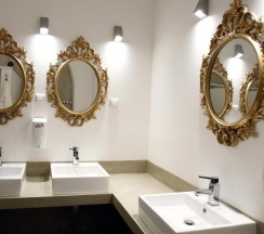 Кровать в общем номере с красивым видом из окна в Lost Inn Lisbon Hostel