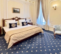 Люкс "Дворянский" с видом на Строгановский дворец и реку Мойку в Taleon Imperial Hotel