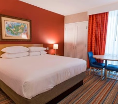 Четырёхместный люкс корпус 1 Family с 2 комнатами в Howard Johnson by Wyndham Anaheim Hotel and Water Playground