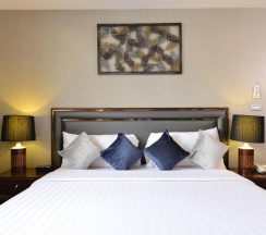 Люкс с балконом в Grand Asoke Suites Boutique Residence