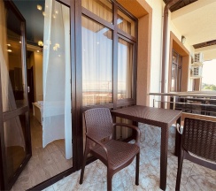 Четырехместный номер с балконом вид во внутренний дворик в Roza vetrov