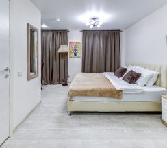 Улучшенная двухместная комната с 1 кроватью и собственной ванной комнатой в МК Распутина