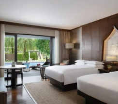 Четырёхместный номер Pool Access с видом на бассейн в Phuket Marriott Resort And Spa, Nai Yang Beach