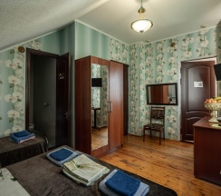 Номер стандарт с 1 односпальной и 1 двуспальной кроватью (мансарда) в Изумруд