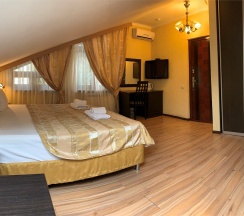 Трехместный номер , мансардного типа в Акс