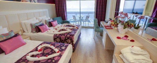 Двухместный номер Deluxe с балконом и с видом на море двуспальная кровать в Azura Deluxe Resort & Spa