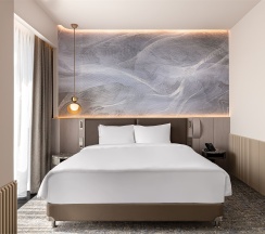 Полулюкс с видом на Кремль с одной большой кроватью в Cosmos Selection Moscow Arbat