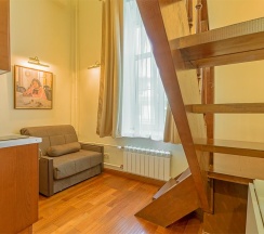 Двухуровневая студия для троих в Цветной Петербург дом художников