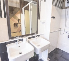 Кровать в общем номере в Bharani Hostel