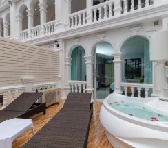Двухместный номер Deluxe с частичным видом на море двуспальная кровать в Modern Living Hotel