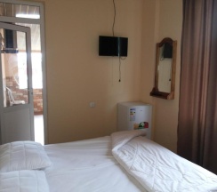 Двухместный номер Superior с балконом двуспальная кровать в Grand Guest House Kvariati