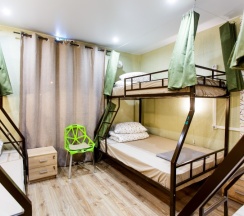 Мужской номер на 8 человек с ванной комнатой. Верхнее место (ширина 90 см.) в Nice hostel Crocus