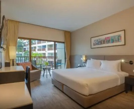 Двухместный номер Deluxe с видом на бассейн (двуспальная кровать) в Deevana Plaza Phuket