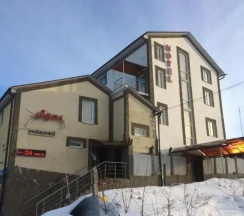Четырёхместный номер Standard с видом на город в Лума