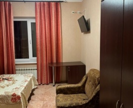 Трехместный стандарт с двуспальной кроватью и креслом в Островок
