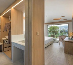 Двухместный номер Premier с балконом двуспальная кровать в Andaman Embrace Patong