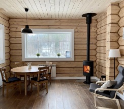 Коричневый дом с видом на озеро в Forrest Lodge Karelia