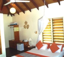 Бунгало рядом с пляжем в Club Fiji Resort