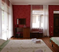 Четырёхместный номер Classic с балконом и с красивым видом из окна в Abaash Hotel Afon