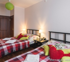 Семейная комната "Эконом" класса для 4-х взрослых с общей ванной комнатой в Мансарда