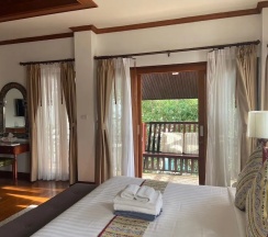 Номер Deluxe с балконом и с красивым видом из окна в Baan Huen Phen