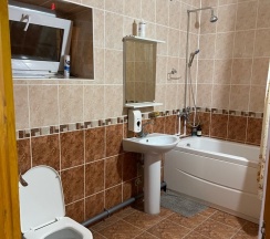 пятиместный номер с двумя двумя двухспальными кроватями и односпальной кроватью в Неделина