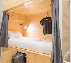Кровать в общем номере (женский номер) в Nornyaowarat Hostel