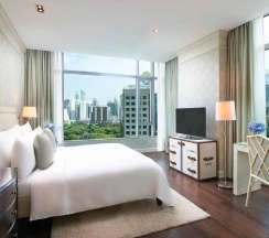 Люкс с 2 комнатами с видом на парк в Oriental Residence Bangkok