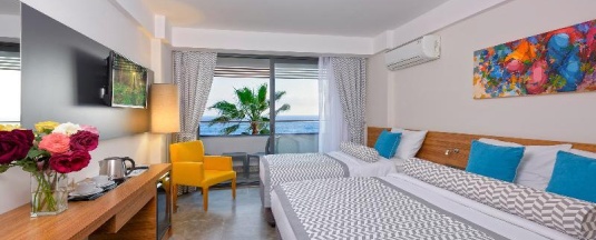 Двухместный номер Standard с балконом и с видом на море двуспальная кровать в Floria Beach Hotel