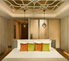 Двухместный люкс Deluxe c гидромассажной ванной с балконом и с видом на море двуспальная кровать в Avista Grande Phuket Karon - MGallery