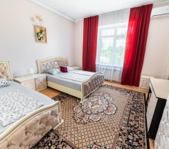 Комната комфорт с 1 односпальной и 1 двуспальной кроватью в Отрада
