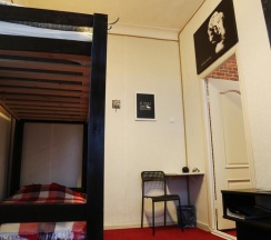 Кровать в общем номере с красивым видом из окна в Хостел Loft Minsk