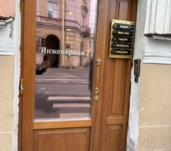 Кровать в 8-местном общем номере (Сиреневый) в Гости в гости