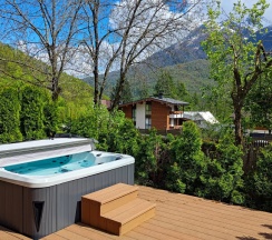 Семейный коттедж с балконом и с красивым видом из окна в Калайчев двор