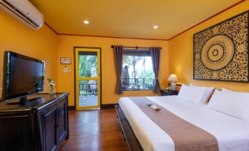 Двухместный номер Deluxe с балконом двуспальная кровать в Baan Krating Phuket Resort