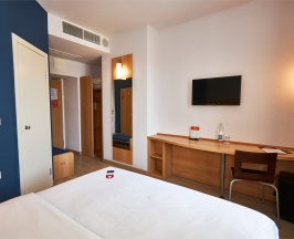 Номер Standard с двуспальной кроватью в ibis Сибирь Омск