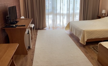 Трехместный номер с двуспальной и односпальной кроватями в Сан-Мари