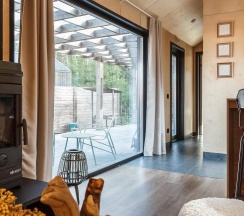 Зелёный дом 2 комнаты с камином и чаном в окружении леса в Timeless